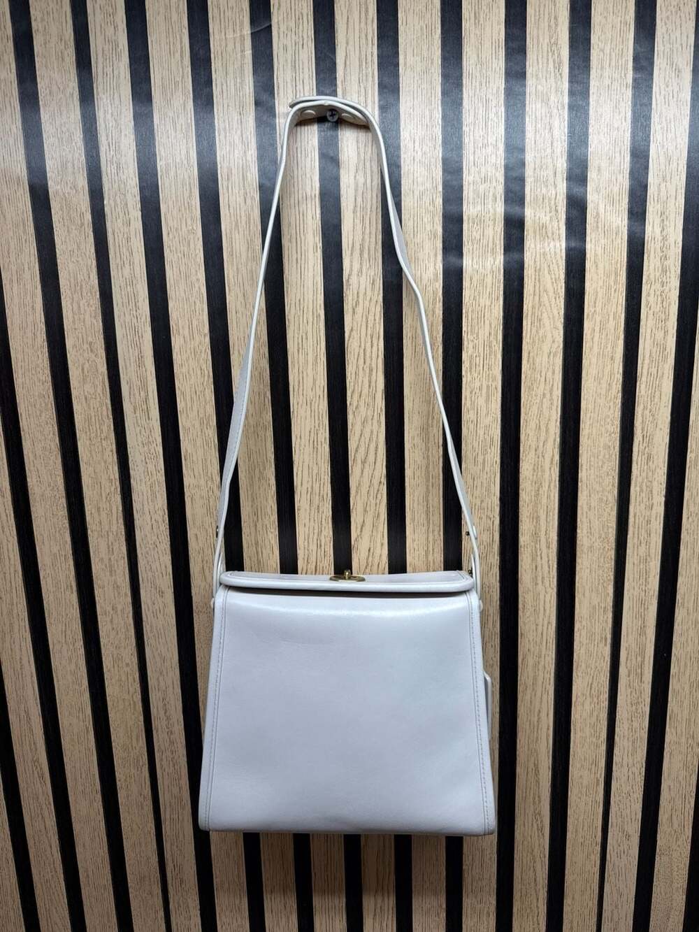 Coach Originals Turnlock Shoulder Bag in Chalk Leather - Picture 3 of 14